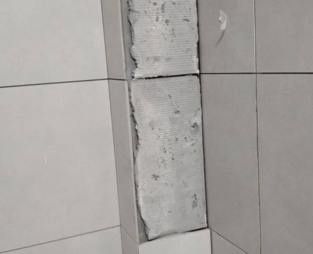 南部瓷砖空鼓维修公司分享下瓷砖施工前基层浇水润湿程度不足，可能导致以下问题