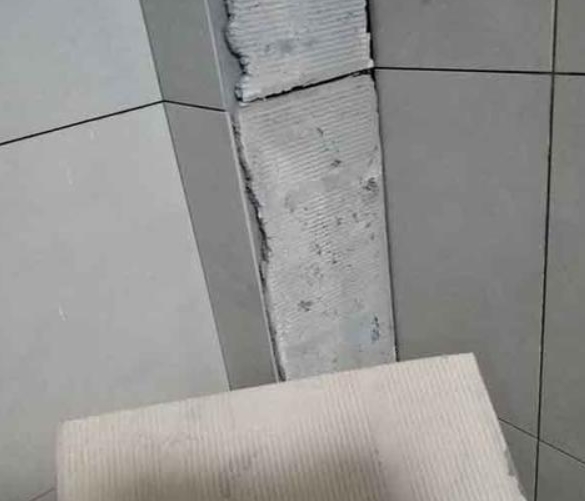 南部瓷砖空鼓维修公司分享下厨房瓷砖脱落的补救措施。